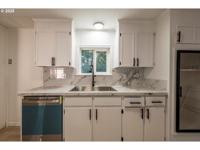 68964 WILDWOOD Rd, North Bend, OR 97459