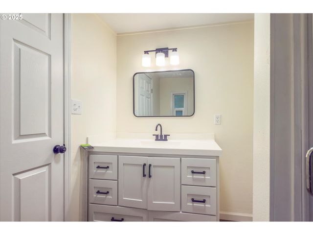 68964 WILDWOOD Rd, North Bend, OR 97459