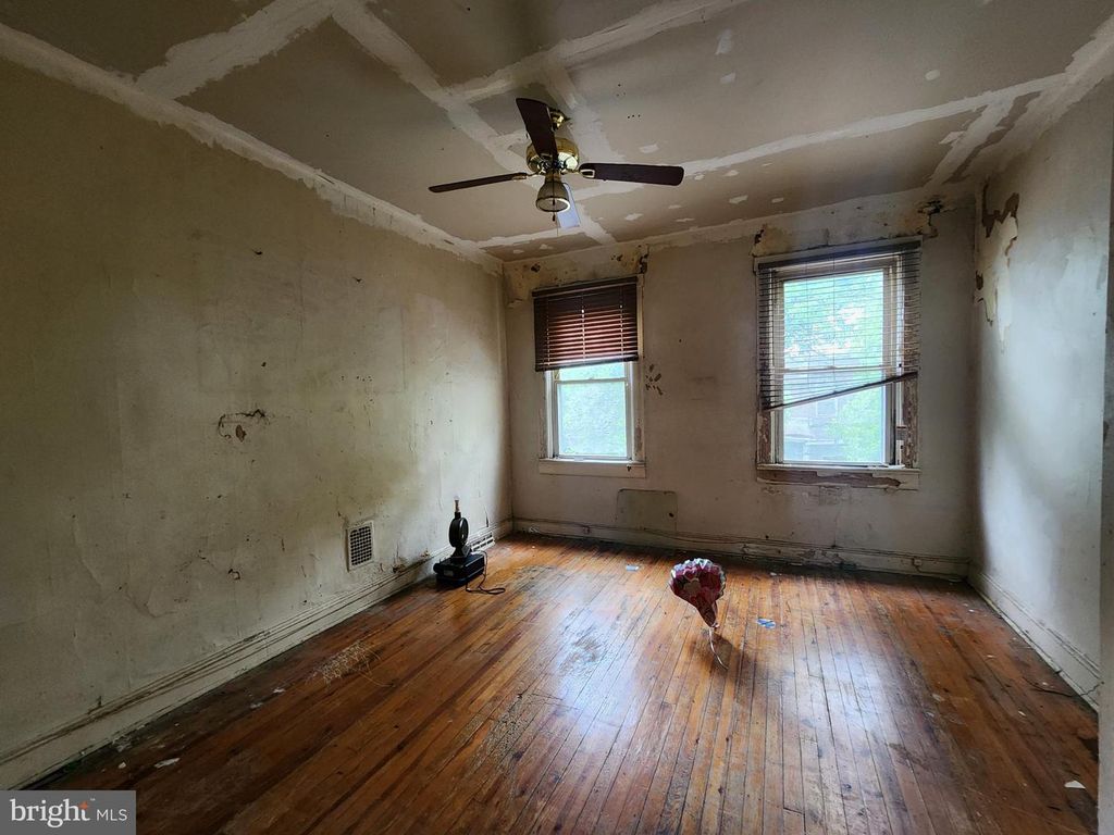Image 11 of property listing at 2120 CLIFTWOOD AVE, Baltimore, MD 21213