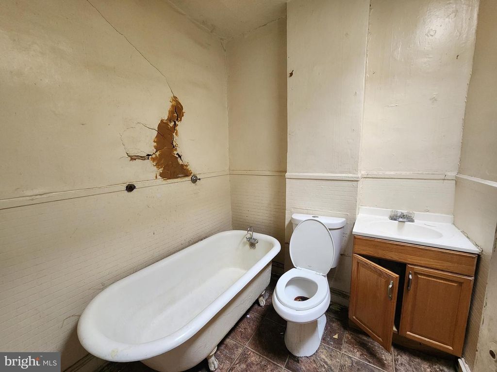 Image 15 of property listing at 2120 CLIFTWOOD AVE, Baltimore, MD 21213