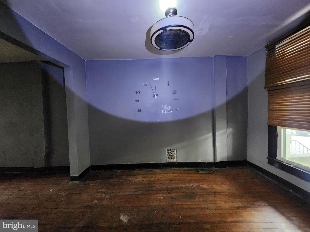 Image 5 of property listing at 2120 CLIFTWOOD AVE, Baltimore, MD 21213