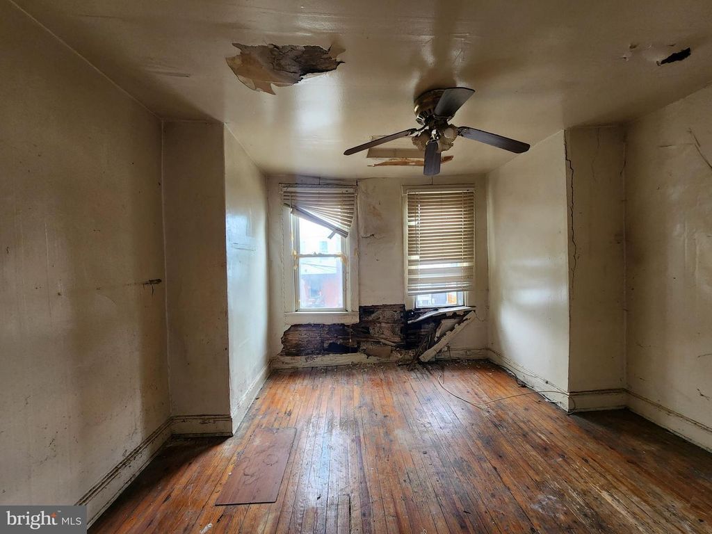 Image 9 of property listing at 2120 CLIFTWOOD AVE, Baltimore, MD 21213