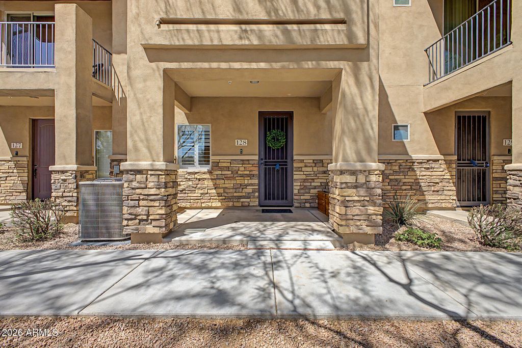 2821 S SKYLINE Drive 128, Mesa, AZ 85212