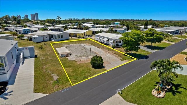 4689 Fiji LN, Bonita Springs, FL 34134