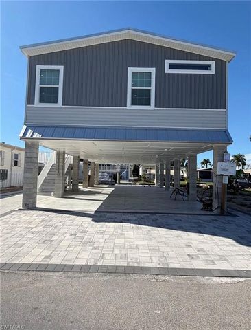 4689 Fiji LN, Bonita Springs, FL 34134