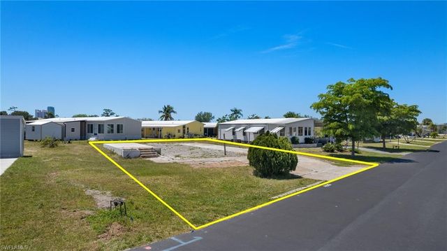 4689 Fiji LN, Bonita Springs, FL 34134