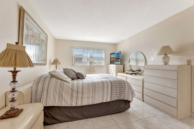 806 SE 7th Street 201, Deerfield Beach, FL 33441