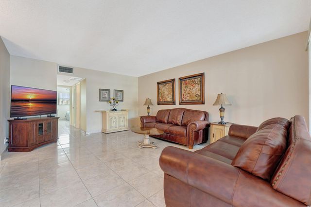 806 SE 7th Street 201, Deerfield Beach, FL 33441