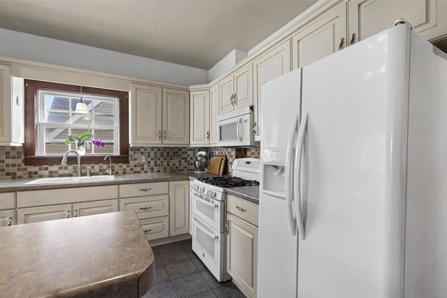 300 N MAPLE STREET, Black Creek, WI 54106