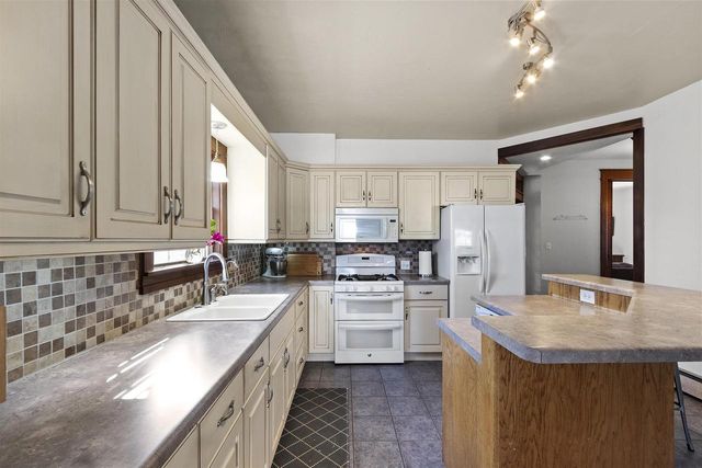 300 N MAPLE STREET, Black Creek, WI 54106