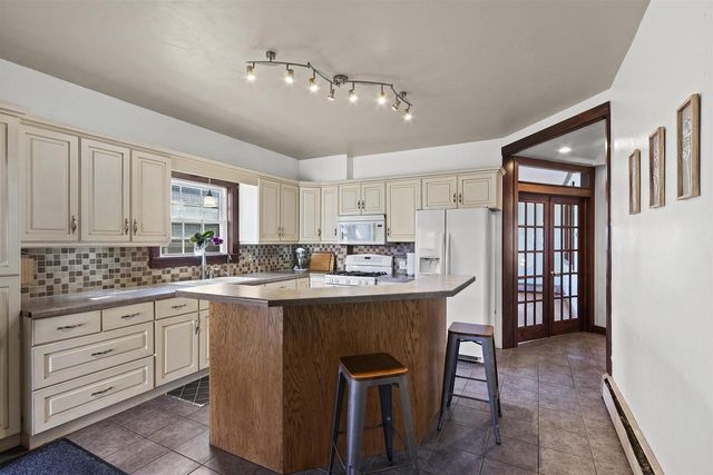 300 N MAPLE STREET, Black Creek, WI 54106