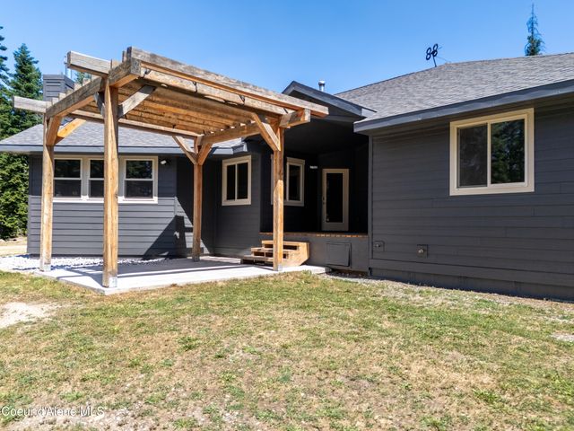 10570 E FAR CRY RD, Athol, ID 83801