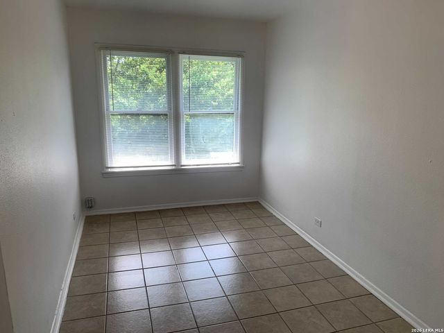 100 Senisa Dr, San Antonio, TX 78228