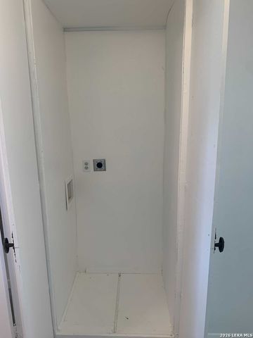 100 Senisa Dr, San Antonio, TX 78228