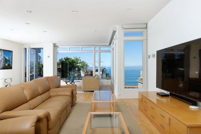 7825 Prospect Pl, La Jolla, CA 92037
