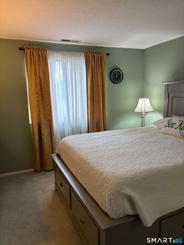 33 Woodbridge Lane 33, Cromwell, CT 06416