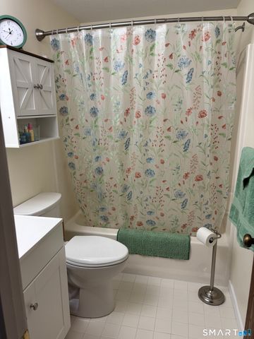33 Woodbridge Lane 33, Cromwell, CT 06416