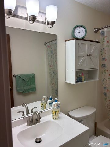 33 Woodbridge Lane 33, Cromwell, CT 06416