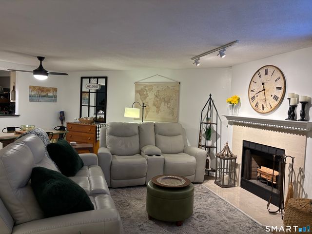 33 Woodbridge Lane 33, Cromwell, CT 06416