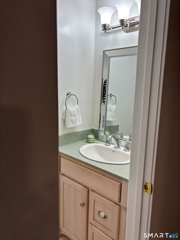 33 Woodbridge Lane 33, Cromwell, CT 06416