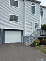 33 Woodbridge Lane 33, Cromwell, CT 06416