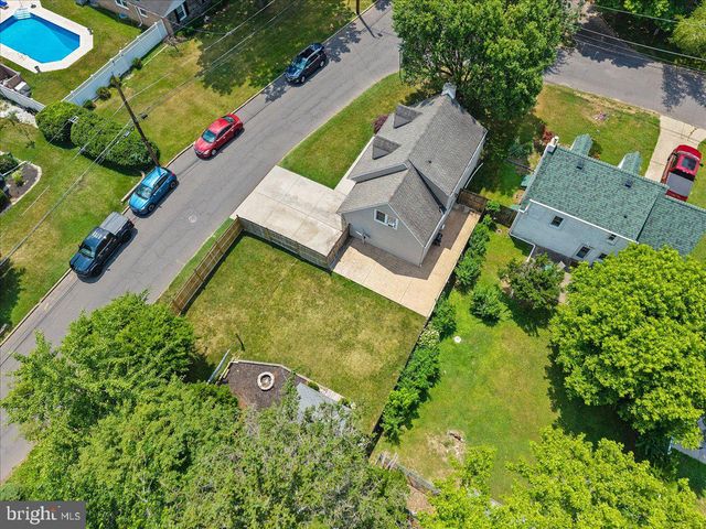 2083 PALMER AVE, Bristol, PA 19007