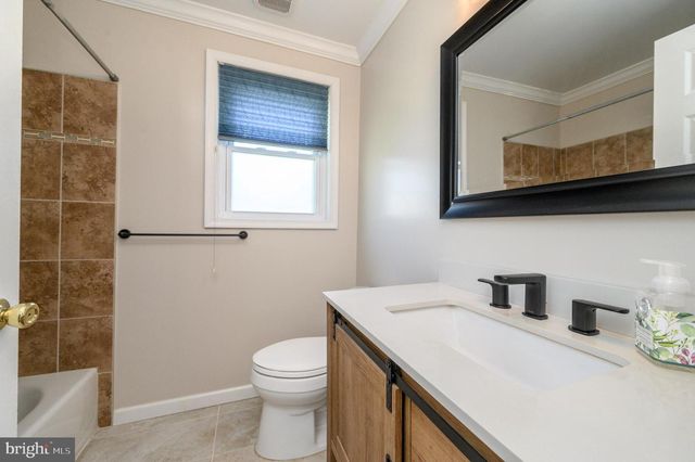27 S LENOLA RD, Moorestown, NJ 08057