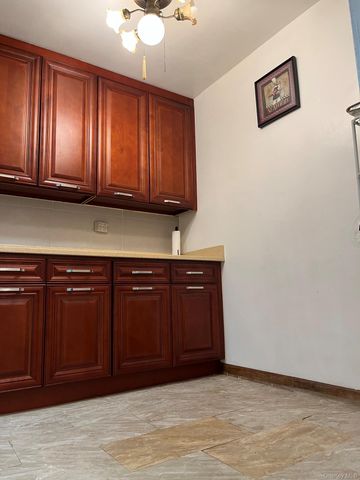 66-10 149 St 3F, Flushing, NY 11367