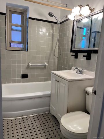 66-10 149 St 3F, Flushing, NY 11367