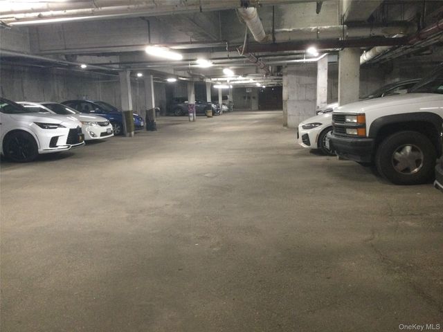 66-10 149 St 3F, Flushing, NY 11367