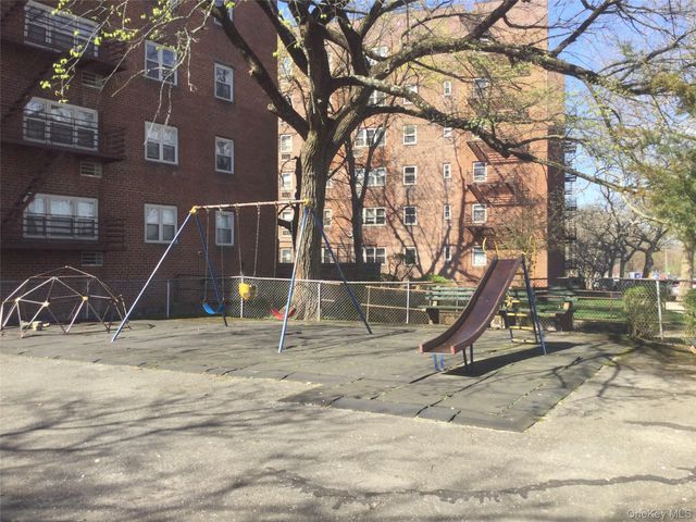 66-10 149 St 3F, Flushing, NY 11367