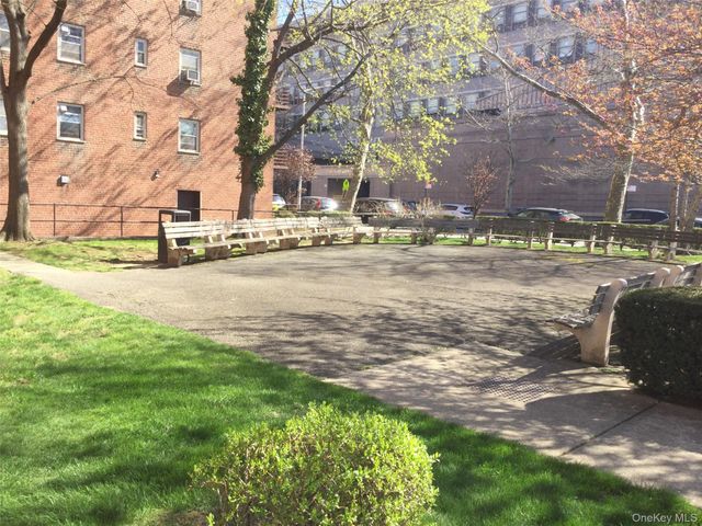 66-10 149 St 3F, Flushing, NY 11367