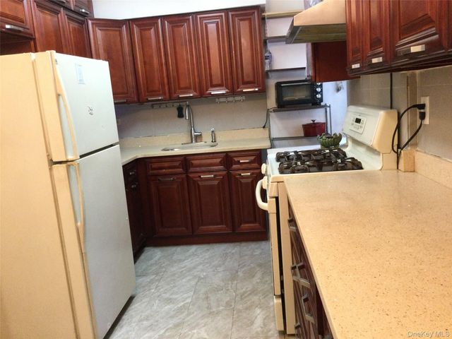 66-10 149 St 3F, Flushing, NY 11367