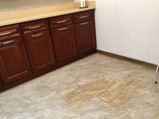 66-10 149 St 3F, Flushing, NY 11367
