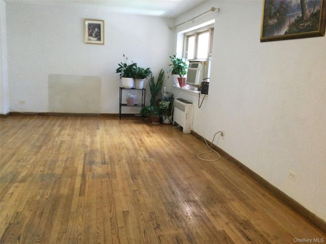 66-10 149 St 3F, Flushing, NY 11367