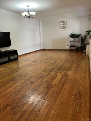 66-10 149 St 3F, Flushing, NY 11367