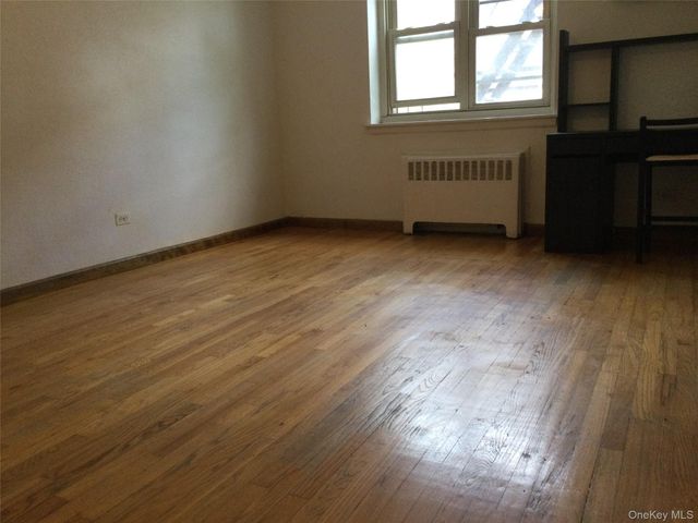 66-10 149 St 3F, Flushing, NY 11367