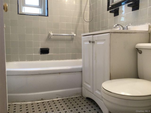 66-10 149 St 3F, Flushing, NY 11367