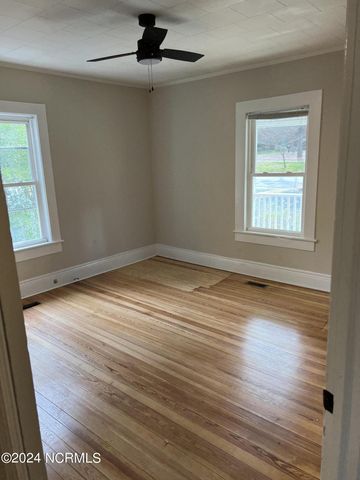 145 E Vermont Avenue, Southern Pines, NC 28387