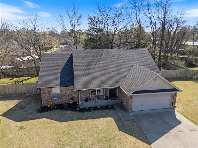725 W Deer Lodge Court, Siloam Springs, AR 72761