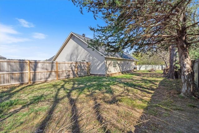 725 W Deer Lodge Court, Siloam Springs, AR 72761