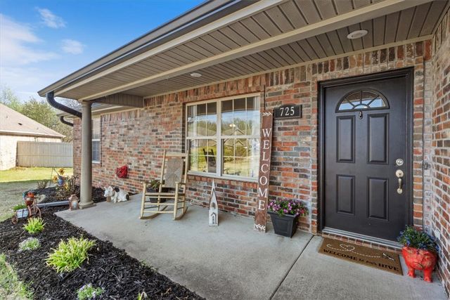 725 W Deer Lodge Court, Siloam Springs, AR 72761