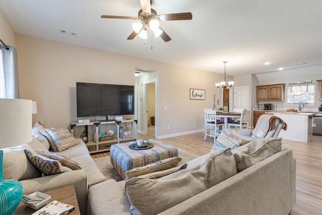 725 W Deer Lodge Court, Siloam Springs, AR 72761