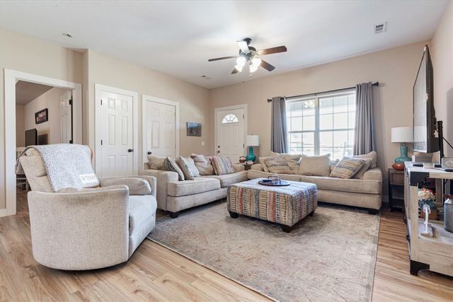 725 W Deer Lodge Court, Siloam Springs, AR 72761