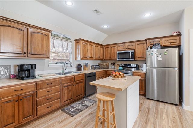 725 W Deer Lodge Court, Siloam Springs, AR 72761