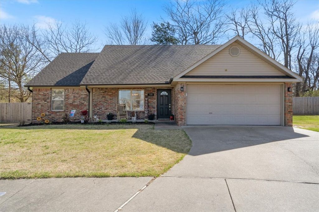 725 W Deer Lodge Court, Siloam Springs, AR 72761