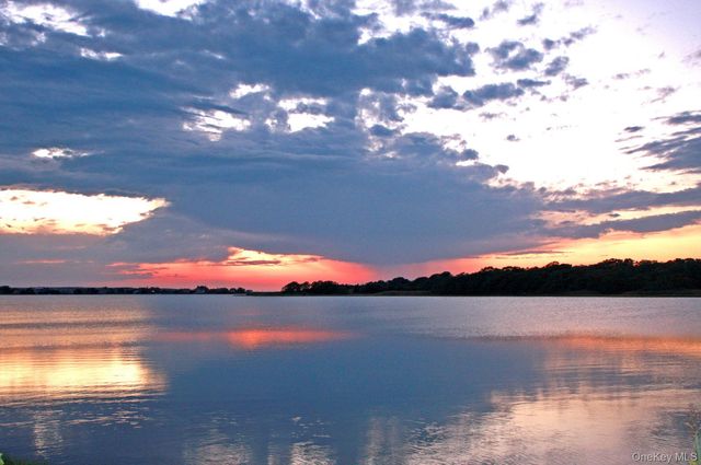 10 Bay View Road N, Southampton, NY 11968