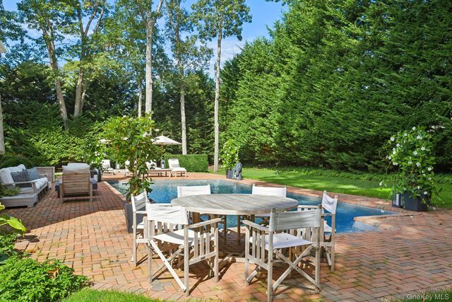 10 Bay View Road N, Southampton, NY 11968