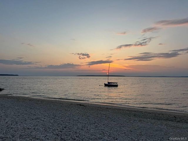 10 Bay View Road N, Southampton, NY 11968