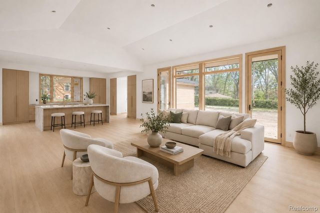 1465 Sodon Lake Drive, Bloomfield Hills, MI 48302